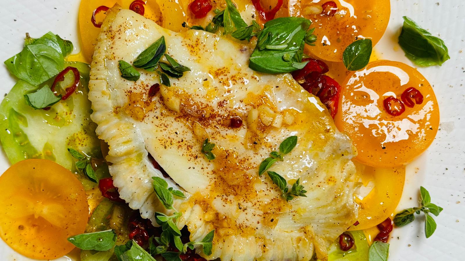 Piggvar och tomater med chili- och vitlökssmör