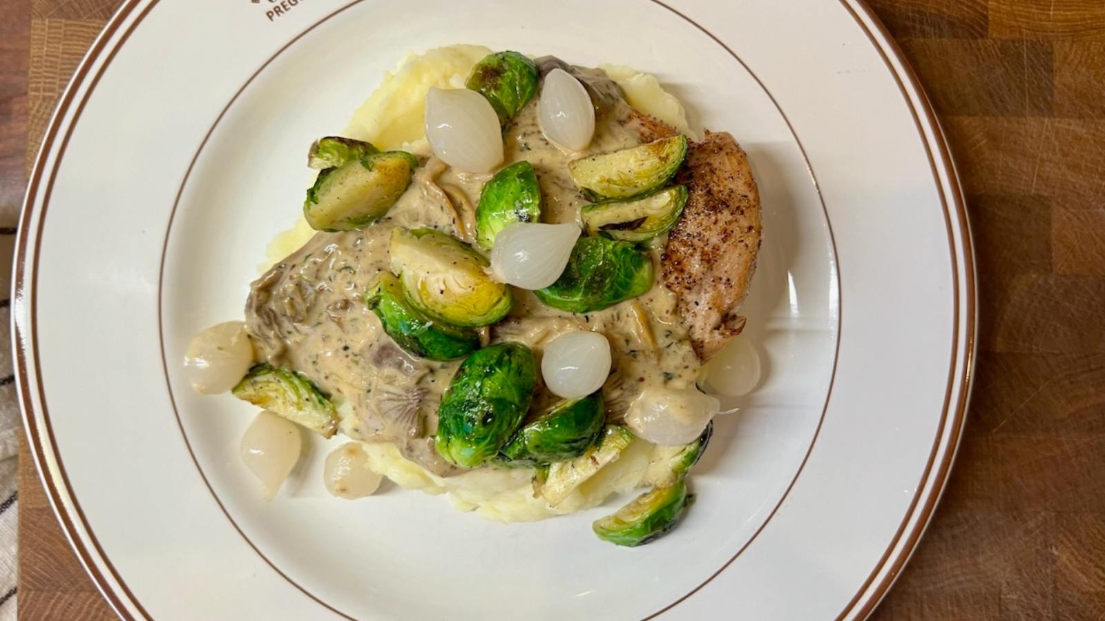Kycklingfilé med kantarellsås, potatispuré och brysselkål