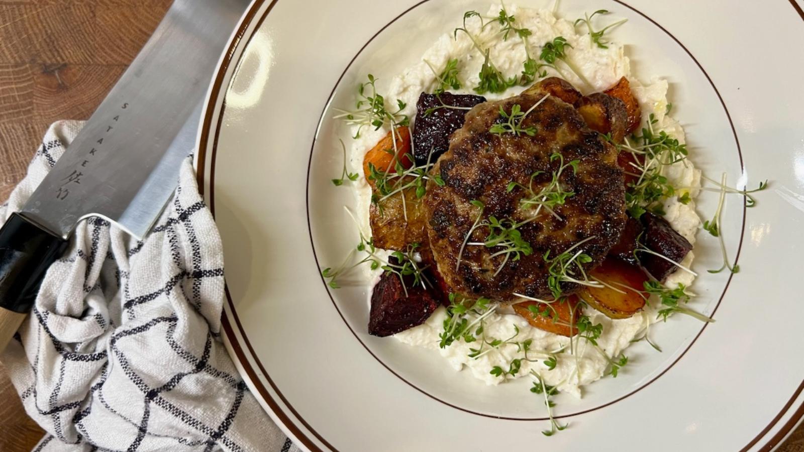 Lammfärsbiffar med fetaostkräm och rostade rotfrukter