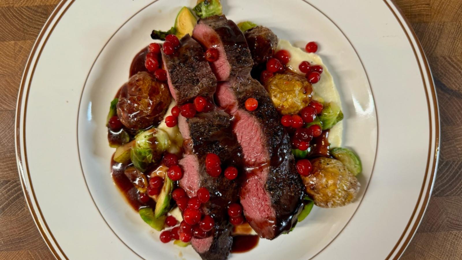 Renstek, palsternackspuré och rödvinssås
