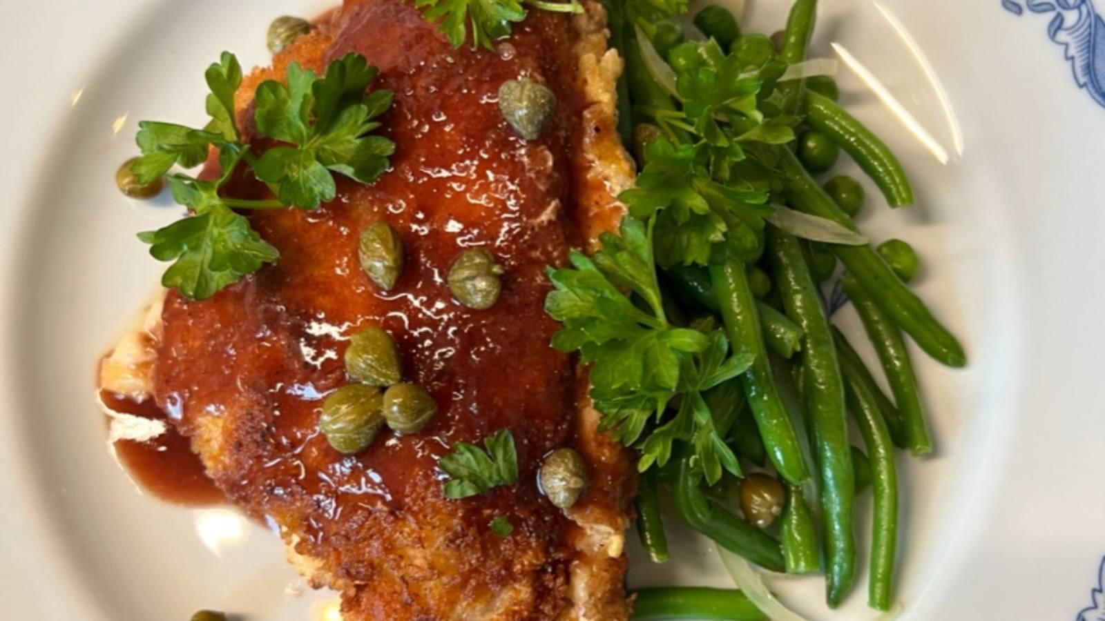 Schnitzel cordon bleu med rödvinssky och primörer