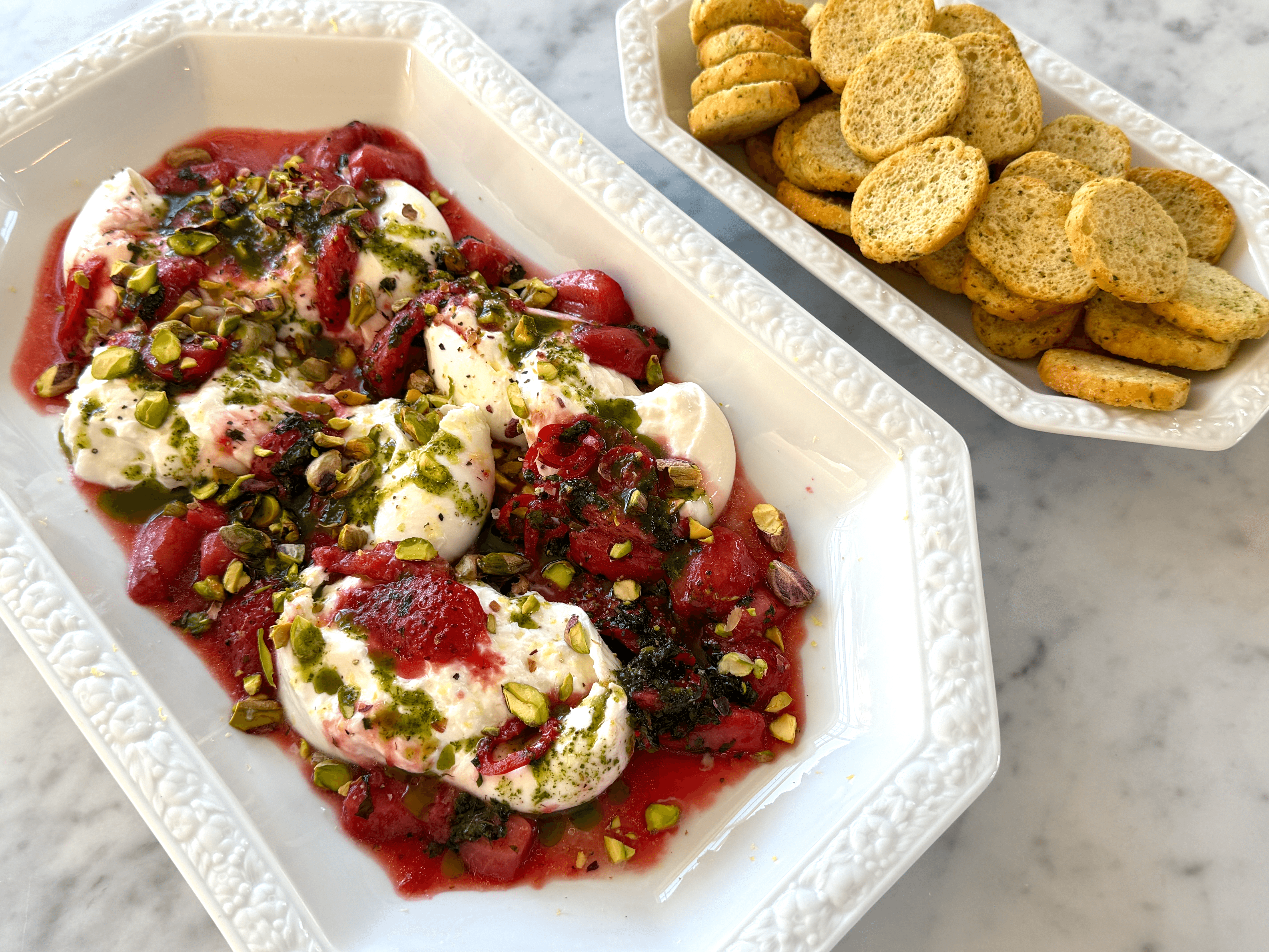 Burrata med jordgubbar och pistage