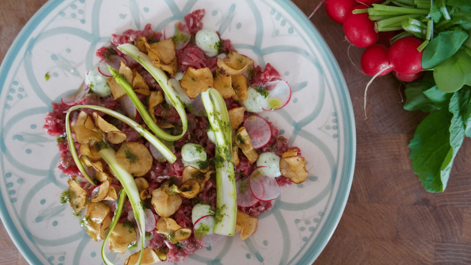 Råbiff med dragonfärskost och jordärtskockschips