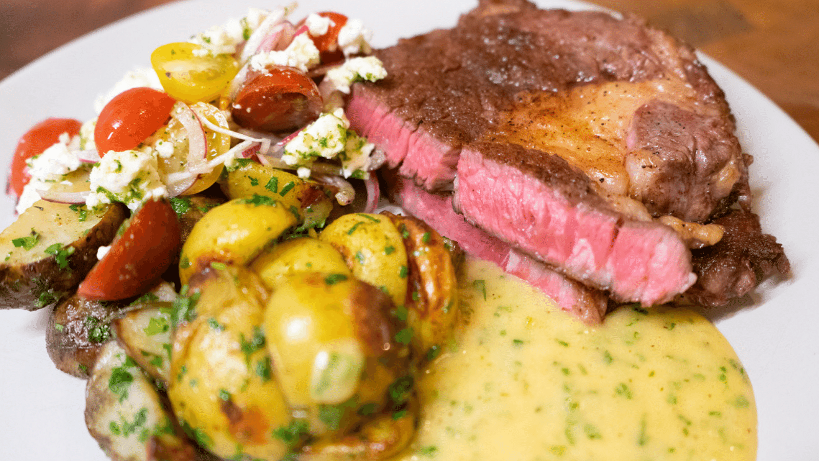 Biff med bearnaise, rostad potatis och tomatsallad