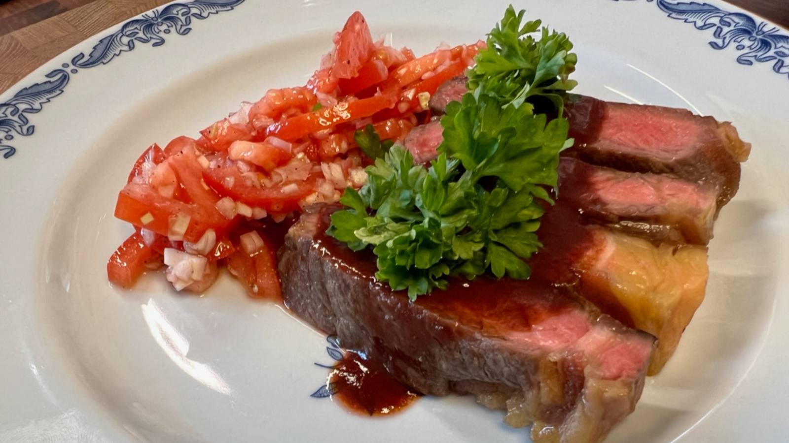 Hängmörad ryggbiff med rödvinssås och tomatsallad